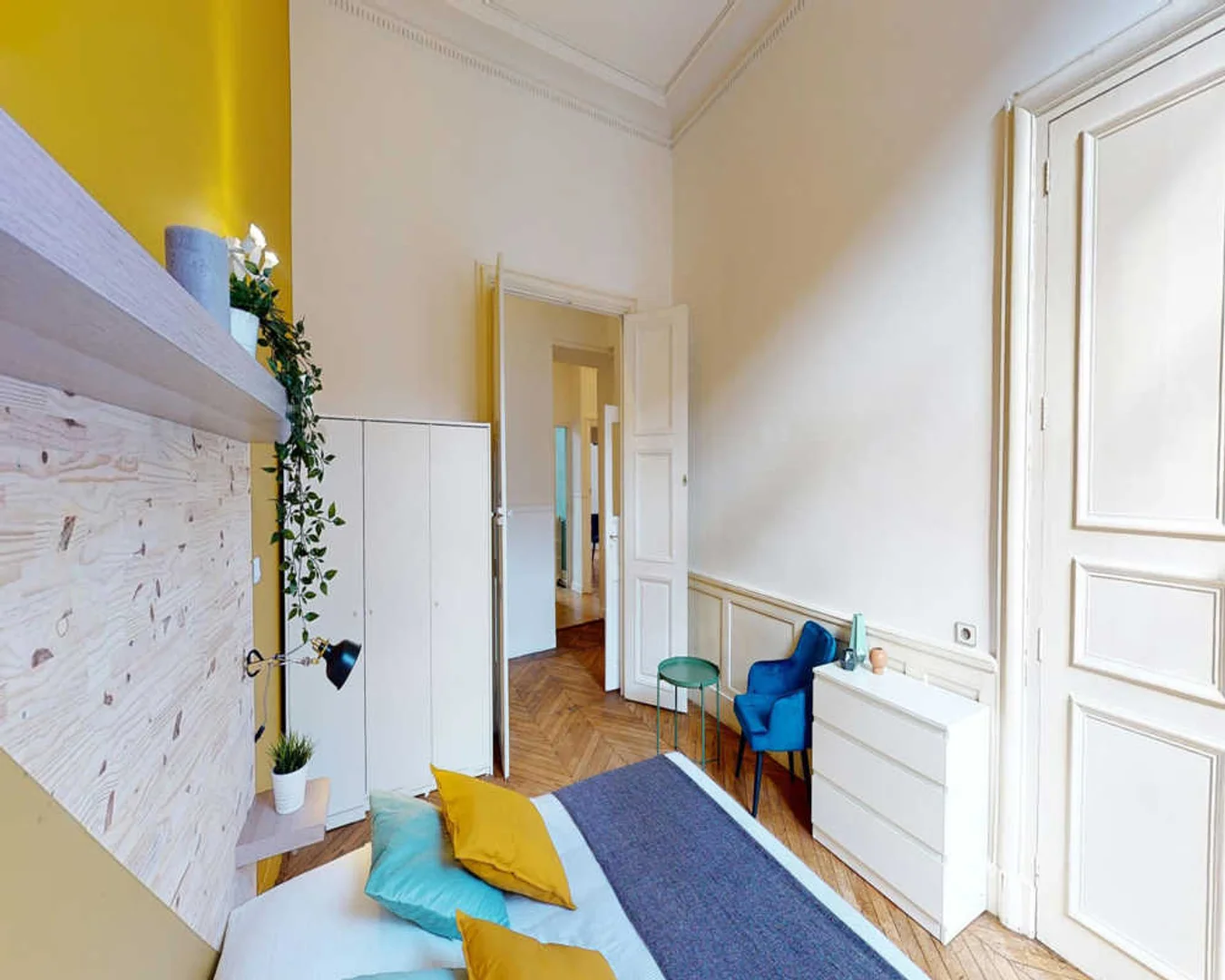 Habitación estudiantil luminosa y aireada con fácil acceso a la universidad en 