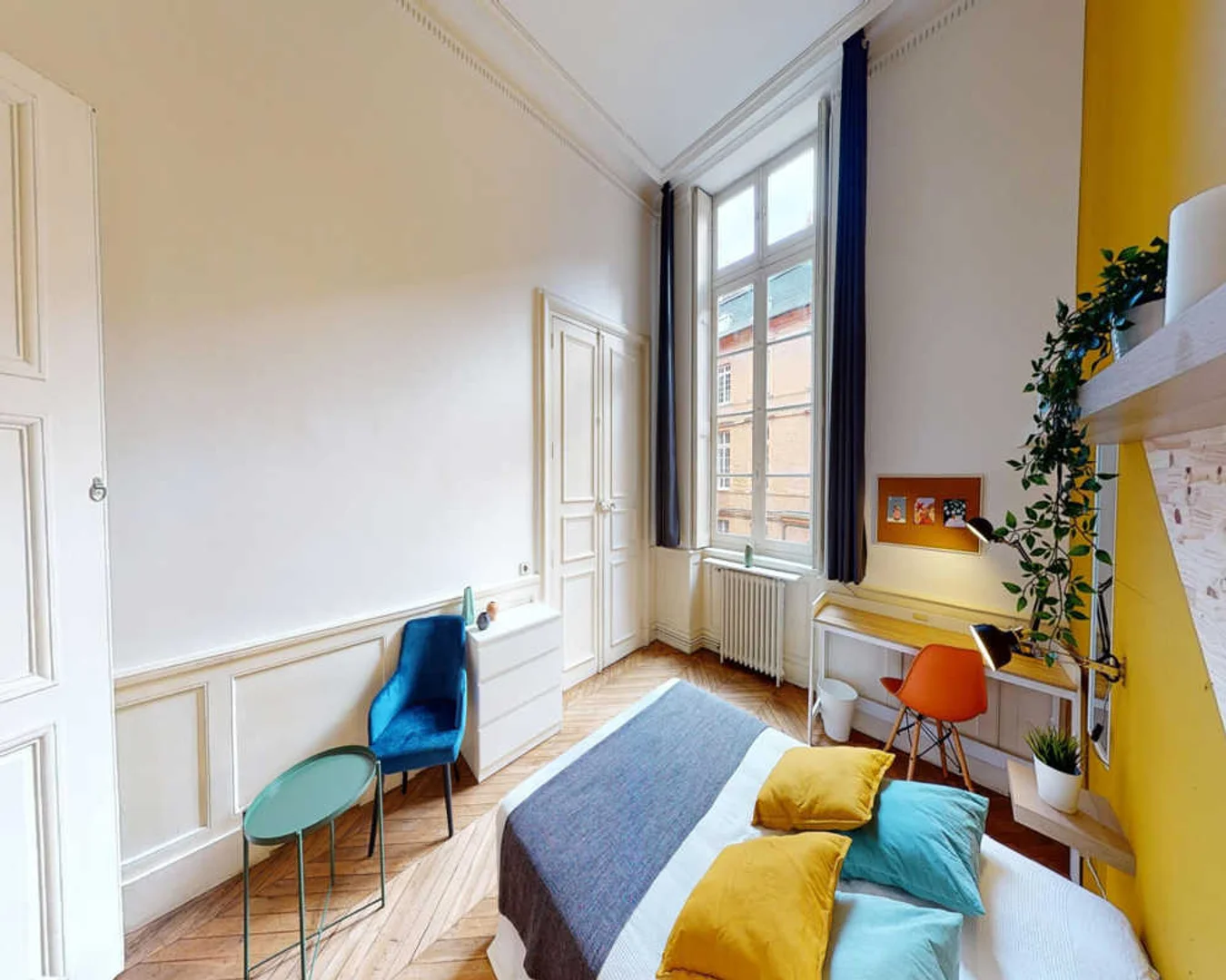 Habitación estudiantil funcional perfecta para estudiar en 