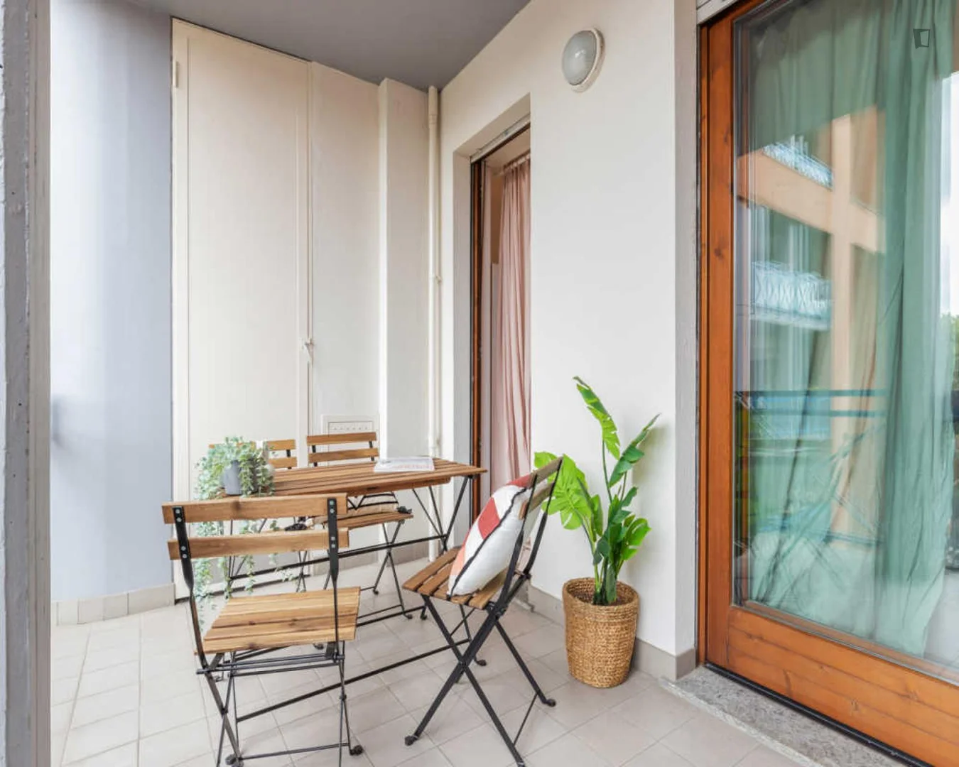 Economical student room with convenient location in