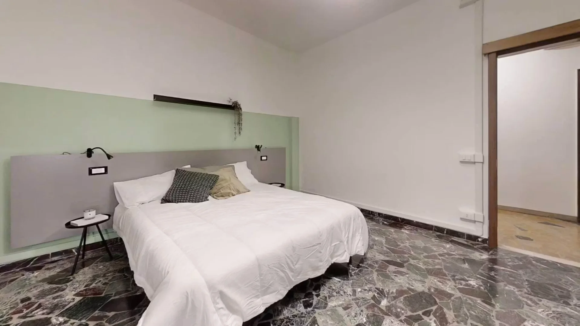 Habitación estudiantil funcional perfecta para estudiar en 