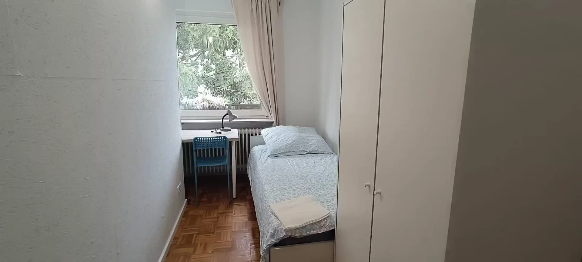Confortevole e spaziosa stanza per studenti in 