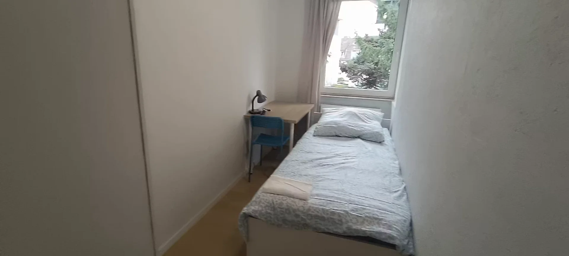 'de modern olanaklara sahip öğrenci dostu oda