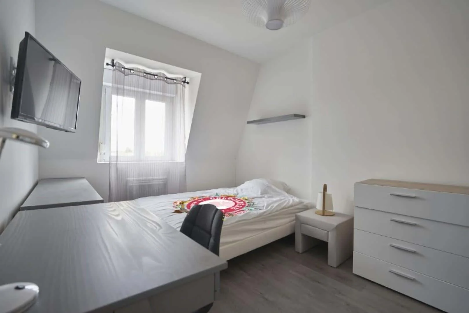 Student-friendly room in  with modern amenities