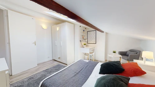 Quarto para alugar com cama de casal em Toulouse