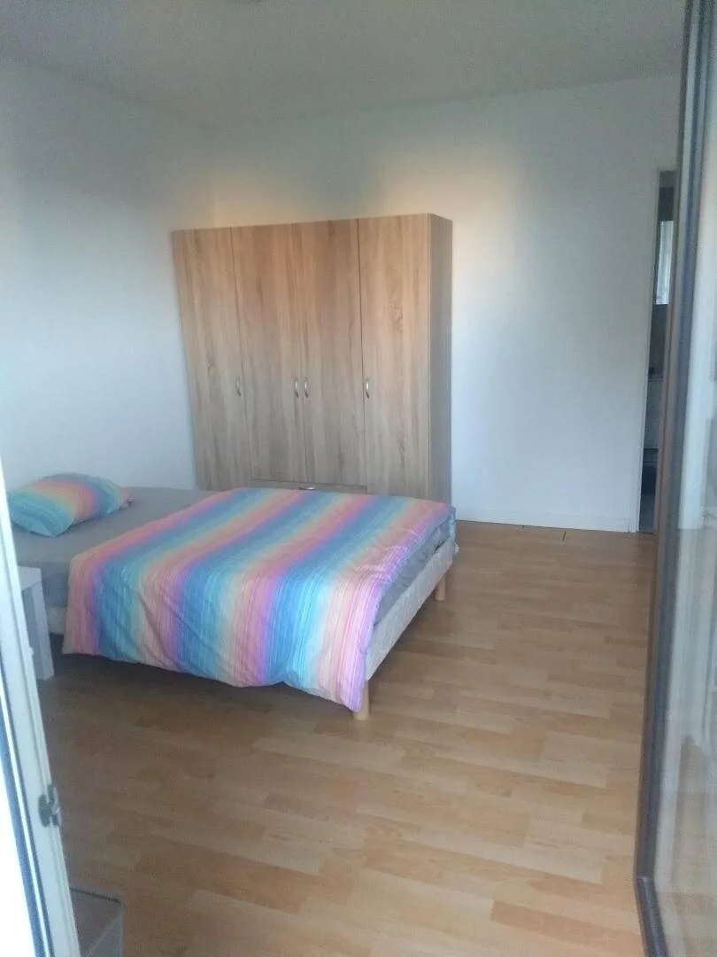 Funkcjonalny pokój studencki idealny do nauki w 