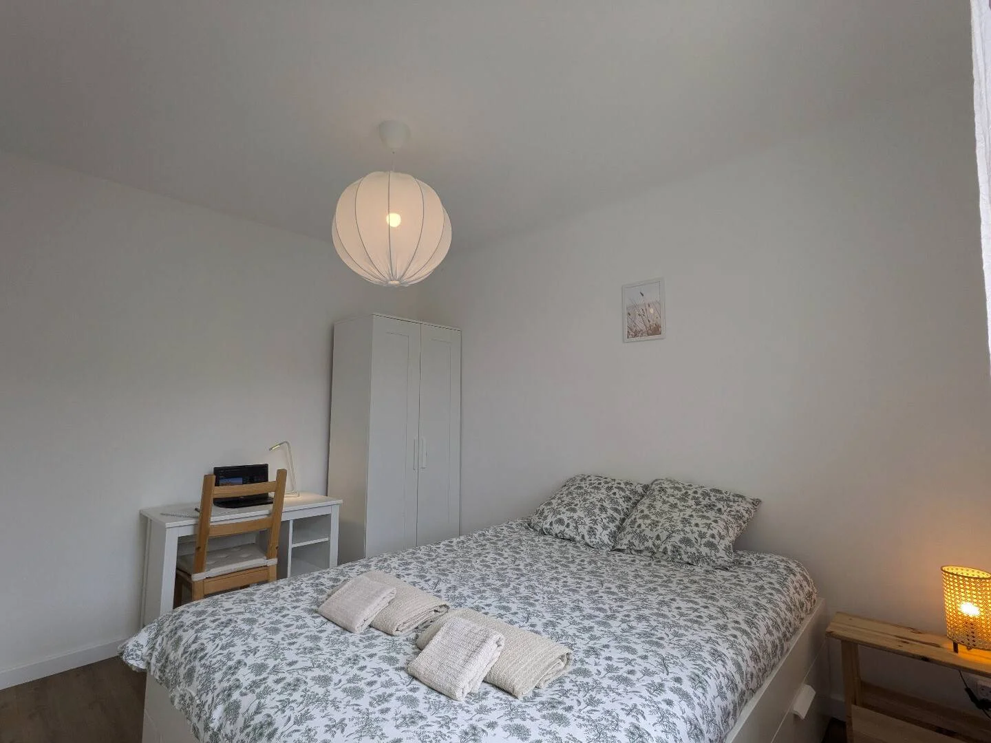 Quarto acessível para estudantes com iluminação ampla em 
