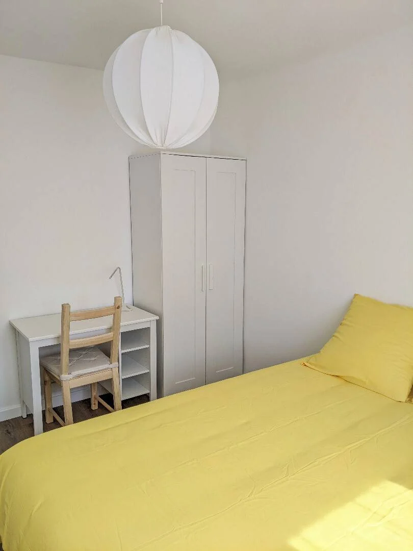 Quarto acessível para estudantes com iluminação ampla em 