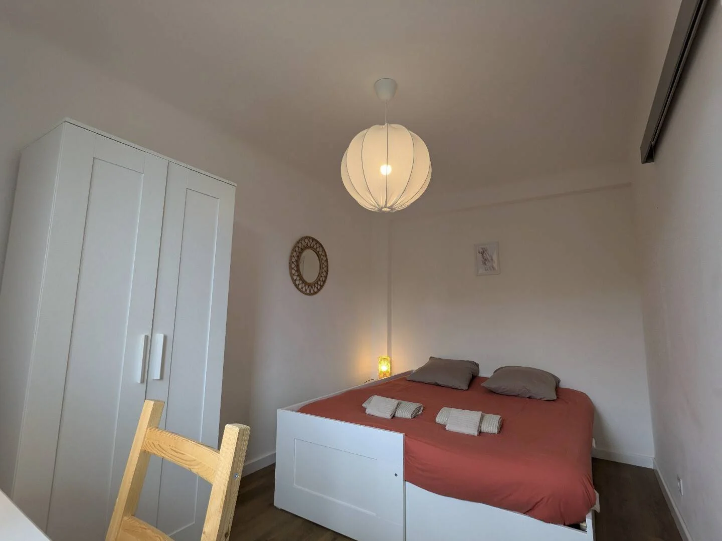 Quarto acessível para estudantes com iluminação ampla em 