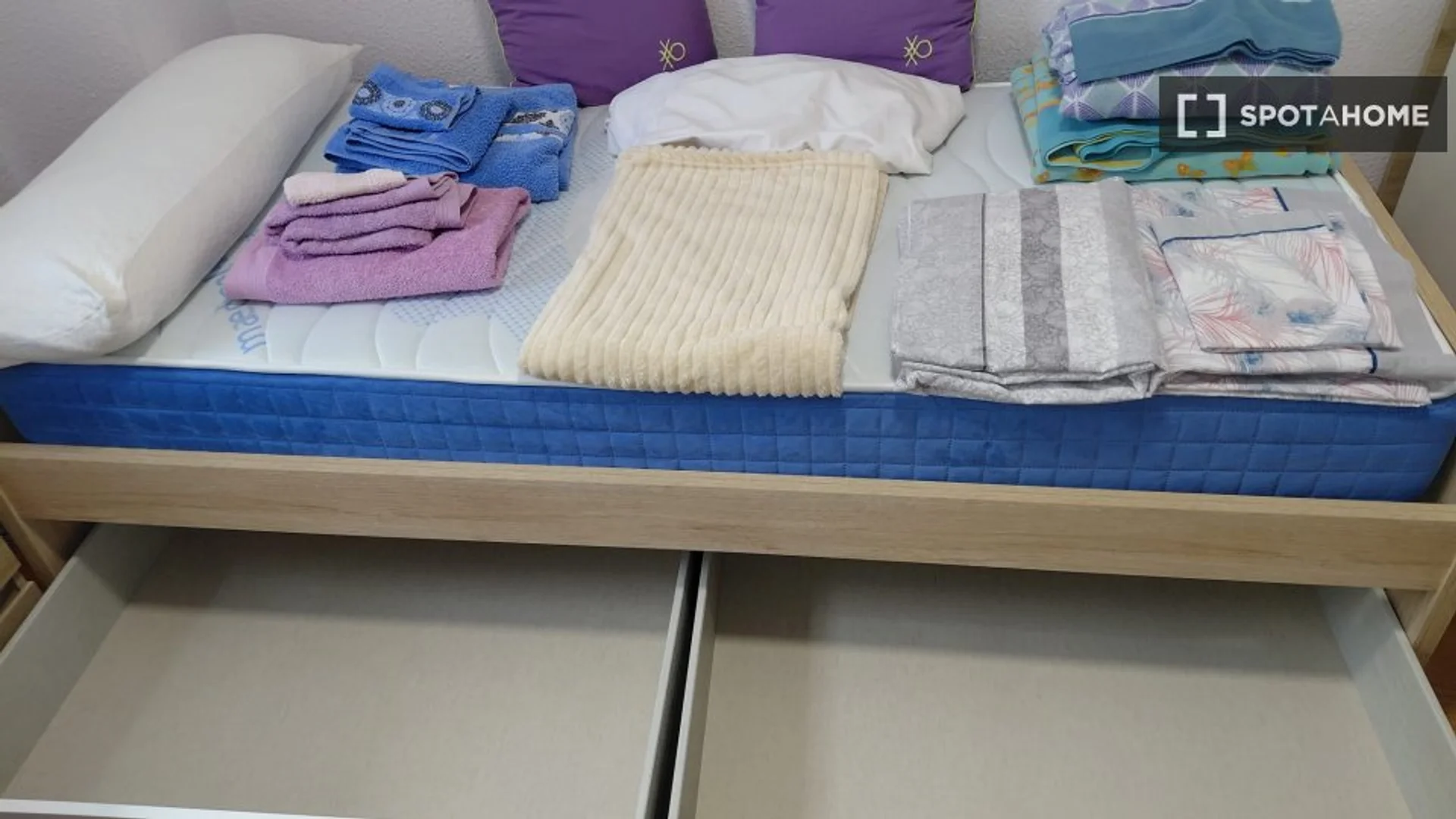 Room for rent in student apartment in , fully furnished