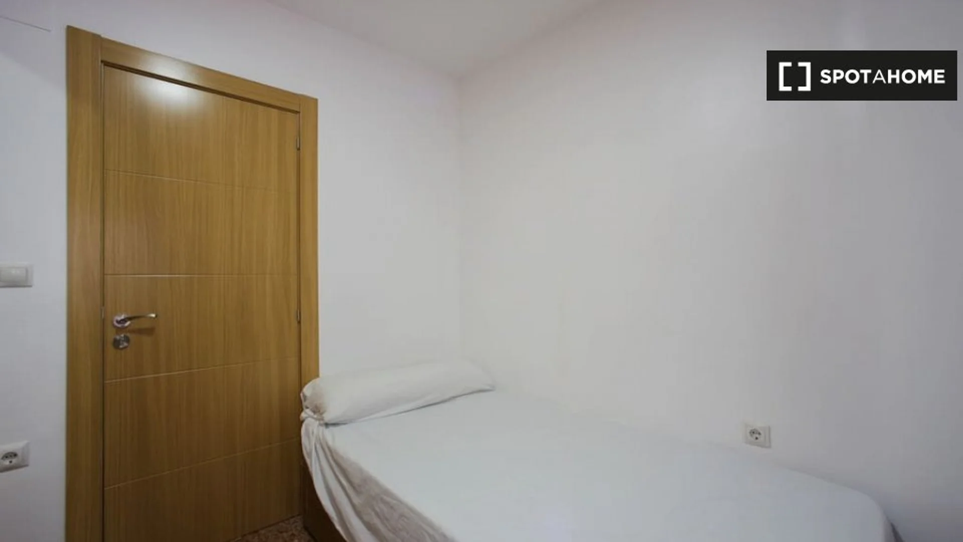 Bezahlbares Zimmer für Studenten mit ausreichender Beleuchtung in