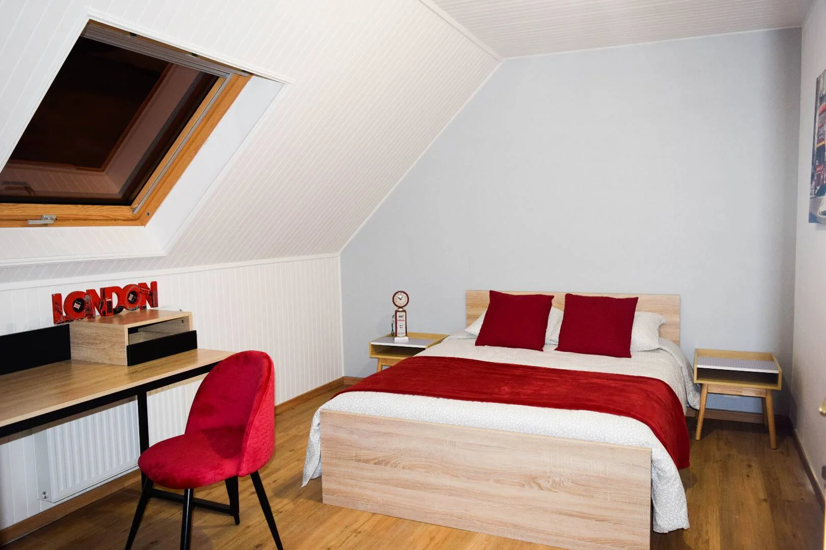 Habitación estudiantil funcional perfecta para estudiar en 