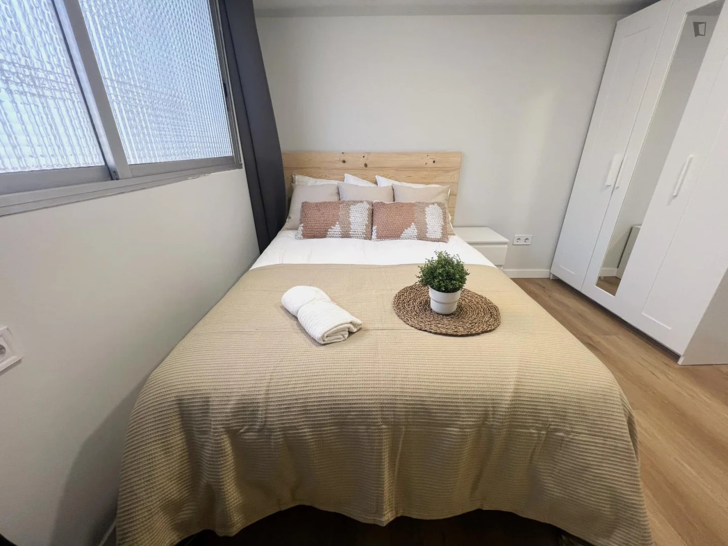 Functional student room perfect for studying in 