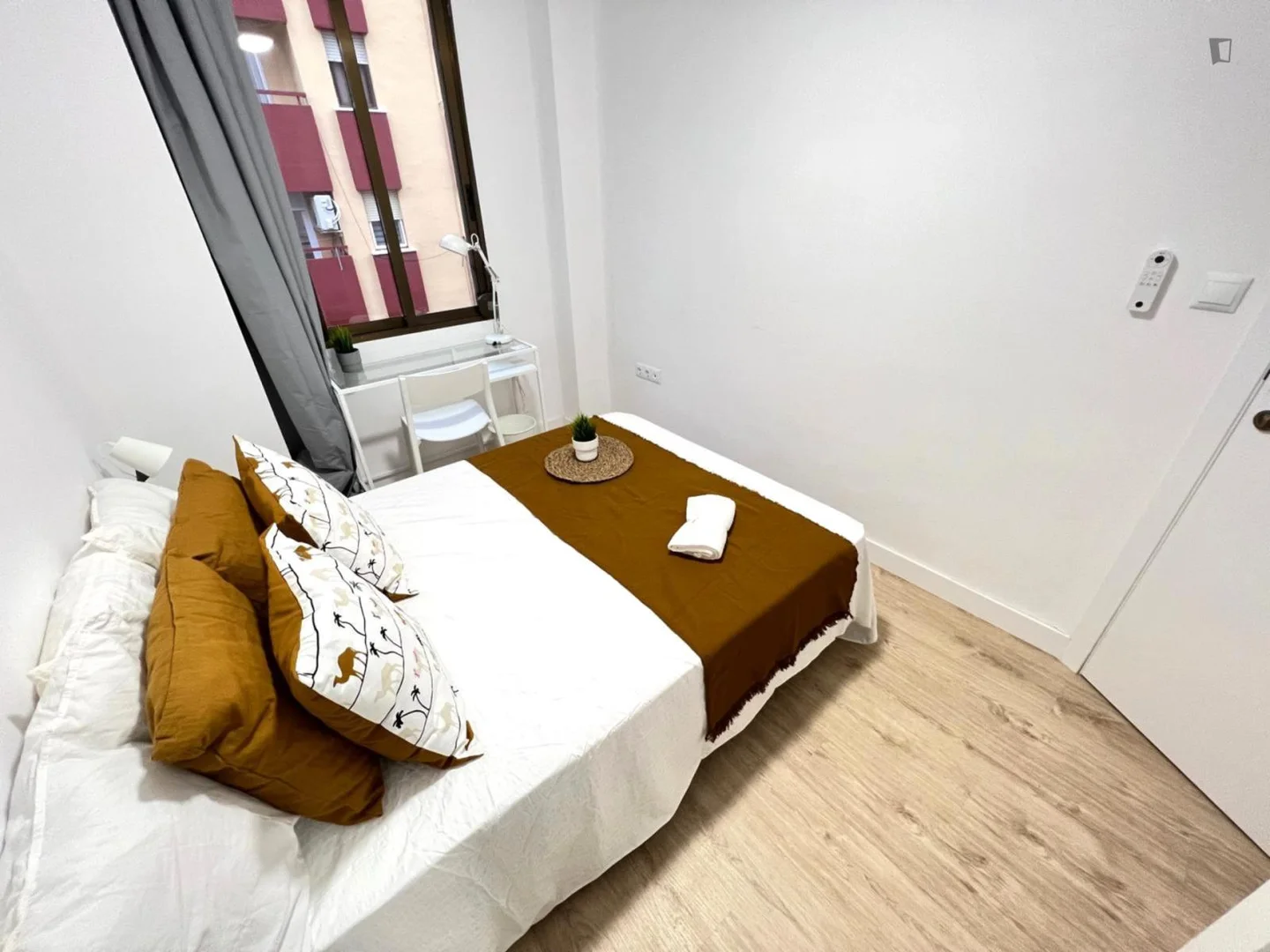 Studentenzimmer in  mit Arbeitsbereich und Gemeinschaftseinrichtungen