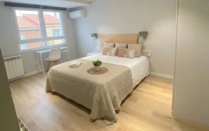 Habitación en alquiler con cama doble {area}