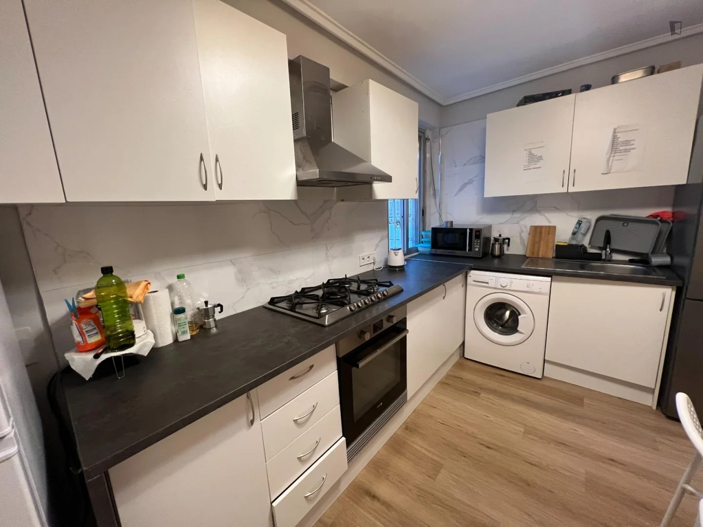 Bright and airy student room with easy university access in 