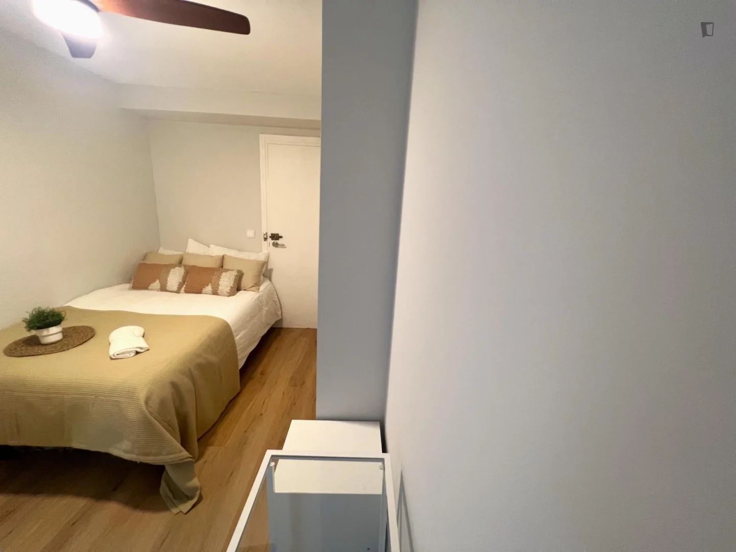 Student-friendly room in  with modern amenities