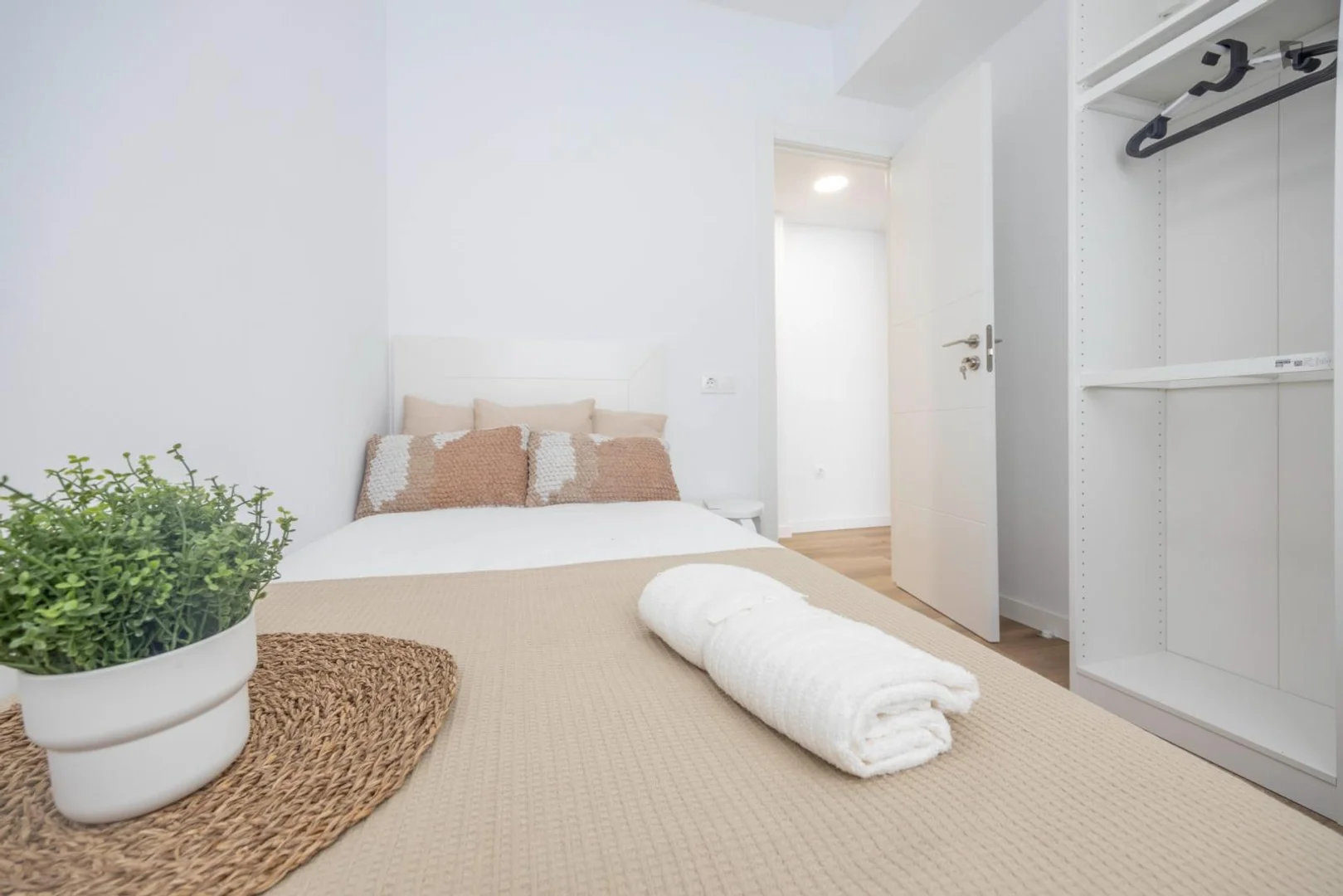 Chambre abordable pour les étudiants avec un bon éclairage dans