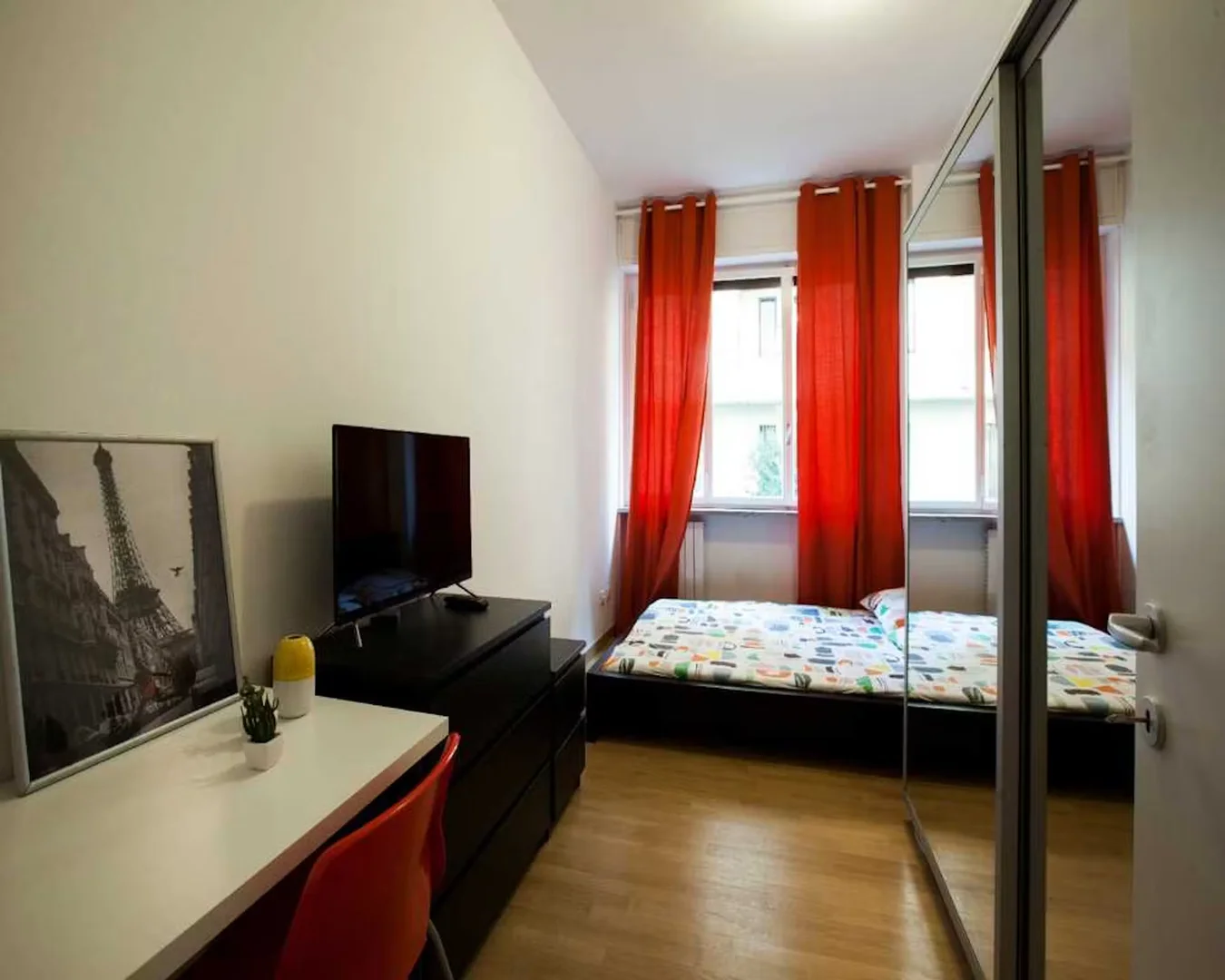 Studentenzimmer in  mit Arbeitsbereich und Gemeinschaftseinrichtungen