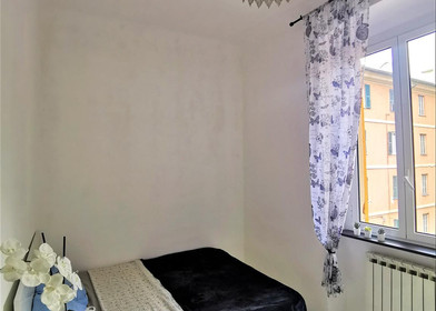 Cheap shared room in genova