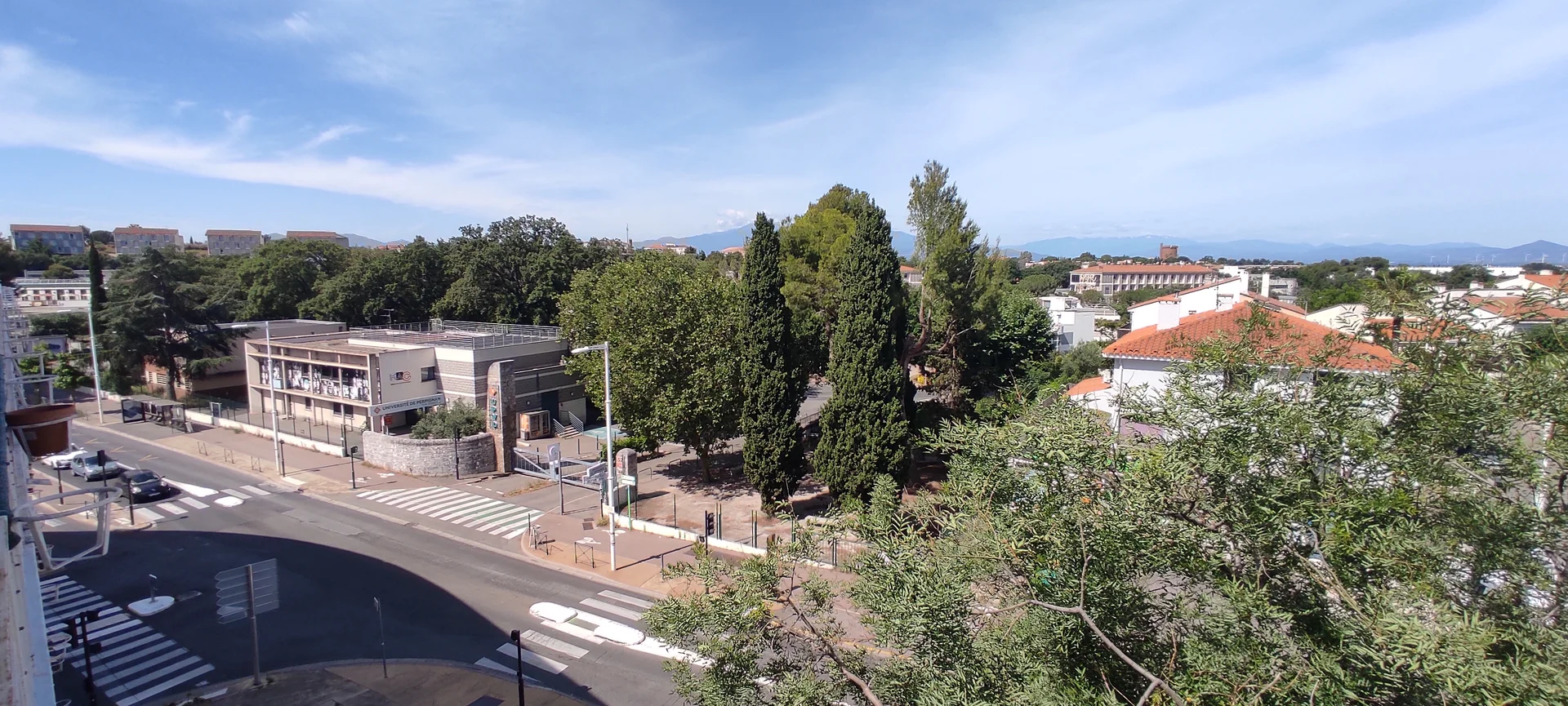 Chambre d'étudiant à  avec espace d'étude et installations communes