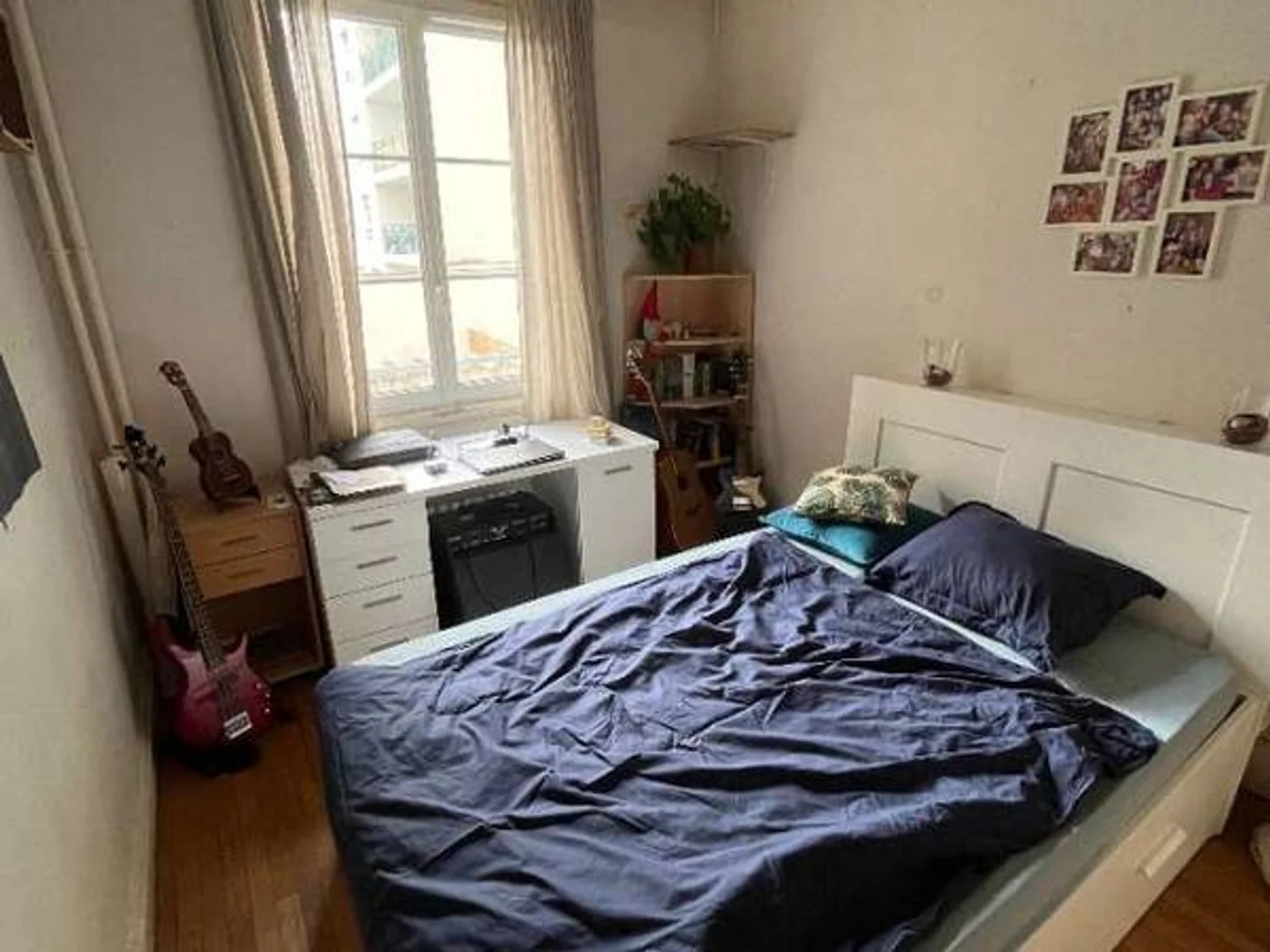 Studentenzimmer in mit Arbeitsbereich und Gemeinschaftseinrichtungen