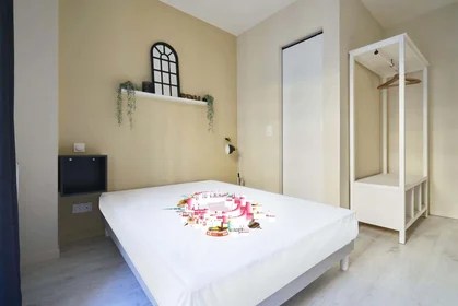 Private room at 2 Pl. du Chapitre, 51100 Reims, France, image 1 of 15
