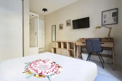 Private room at 2 Pl. du Chapitre, 51100 Reims, France, image 3 of 15