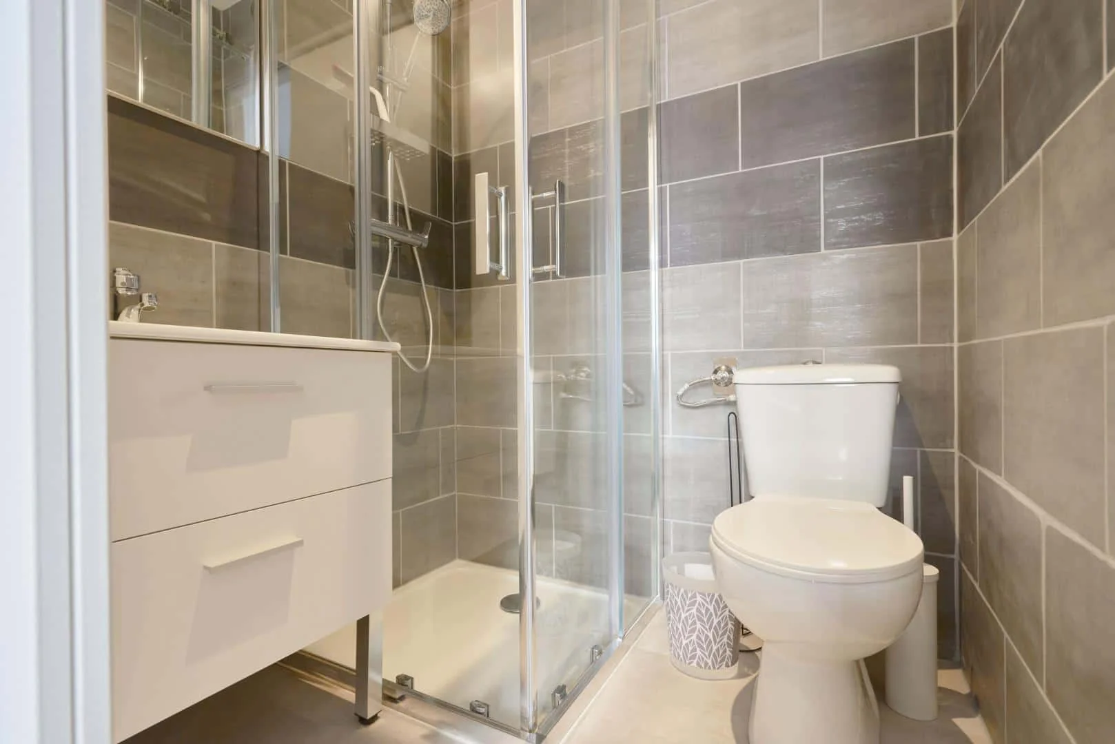 Affordable room for students with ample lighting in 