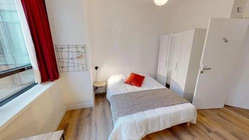 Habitación privada en Avenue Sainte-Anne, imagen 1 de 20