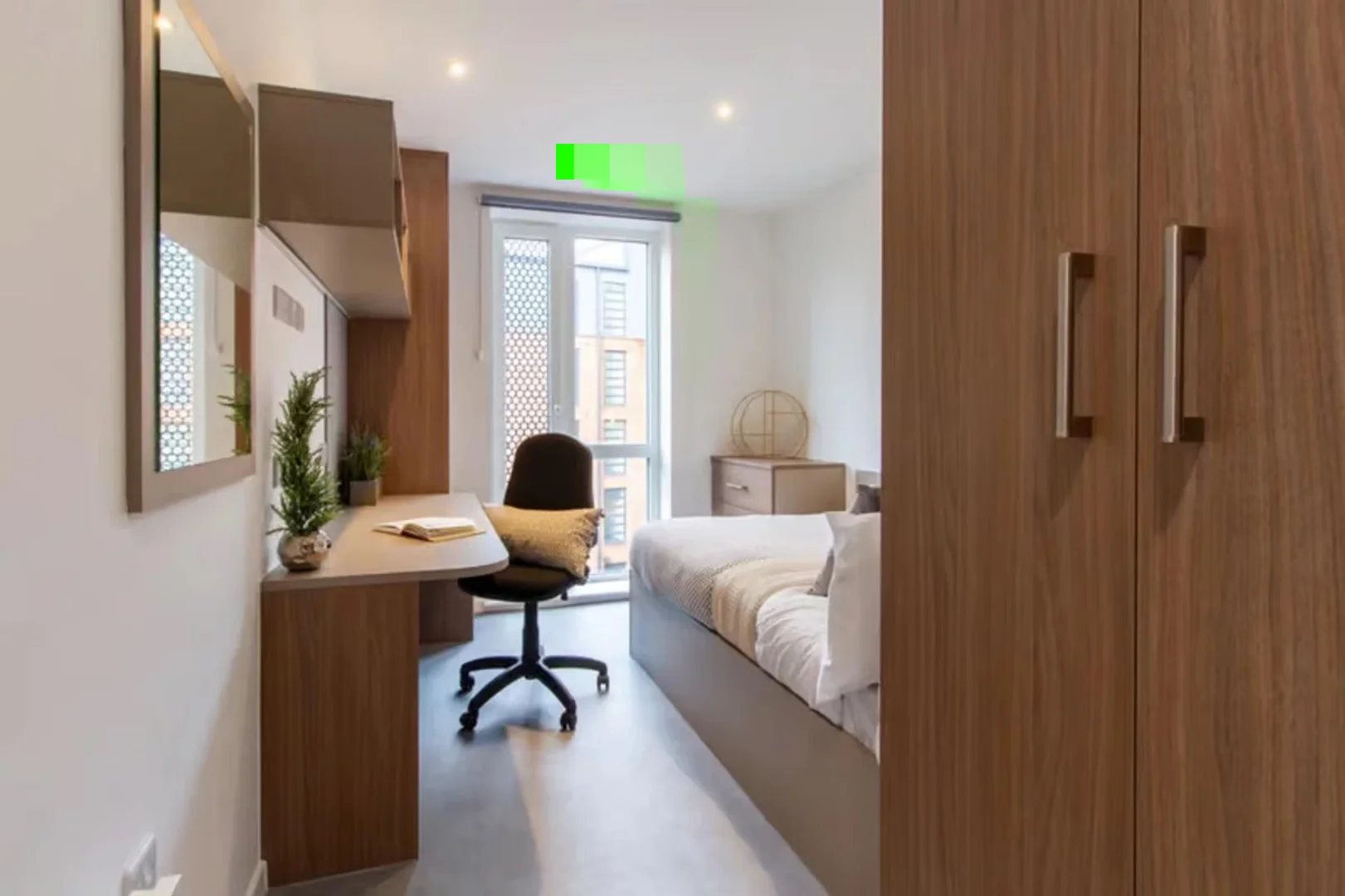 Quarto acessível para estudantes com iluminação ampla em 