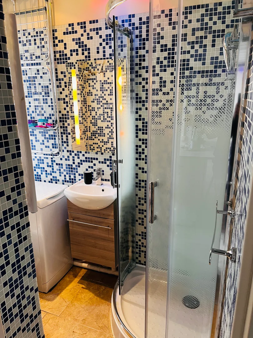 Chic studio apartment near campus in