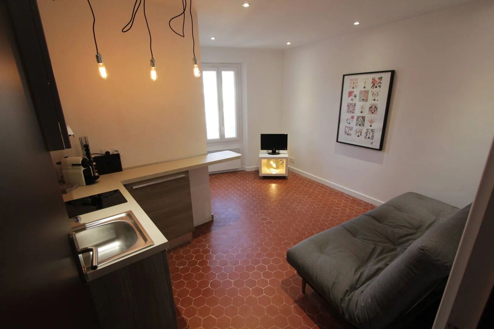 Chic studio apartment near campus in 