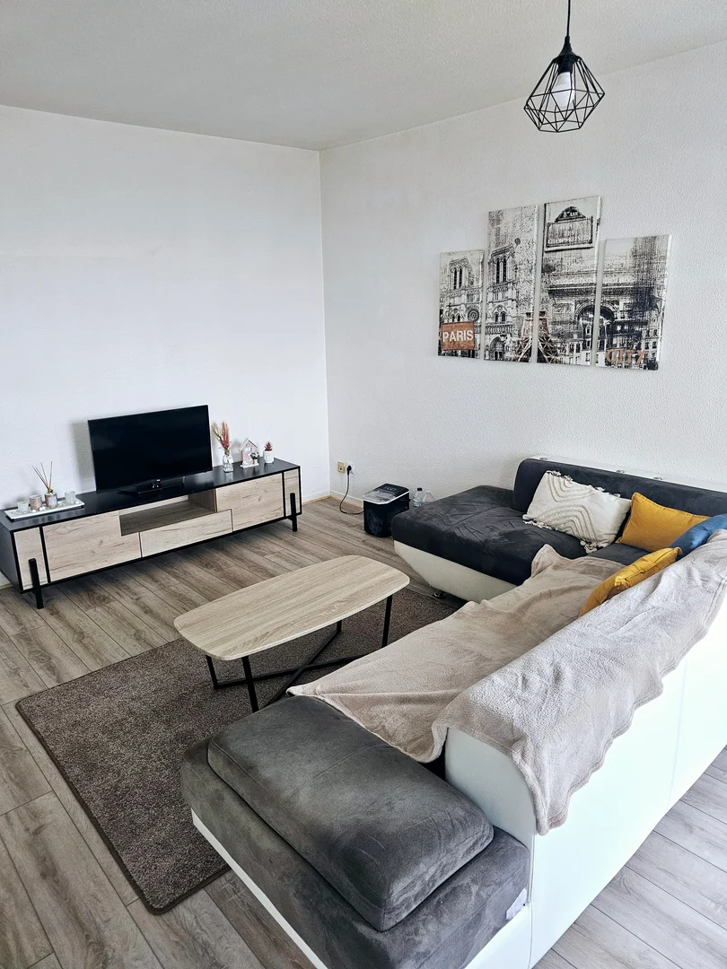 Apartamento estúdio acessível com características essenciais em 