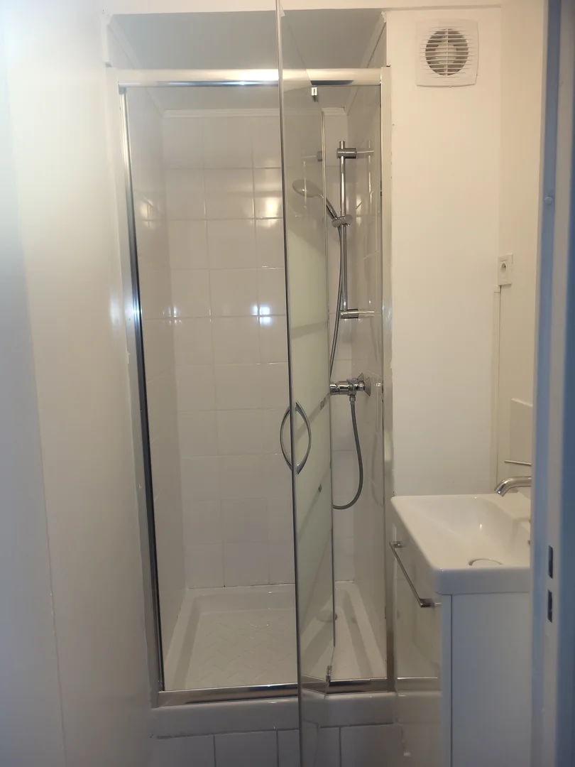  bölgesindeki öğrenciler için tam donanımlı stüdyo daire