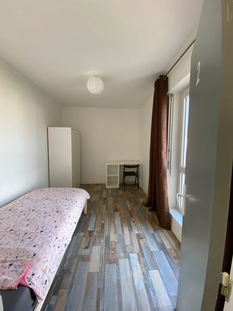  bölgesindeki öğrenciler için ideal kompakt stüdyo daire