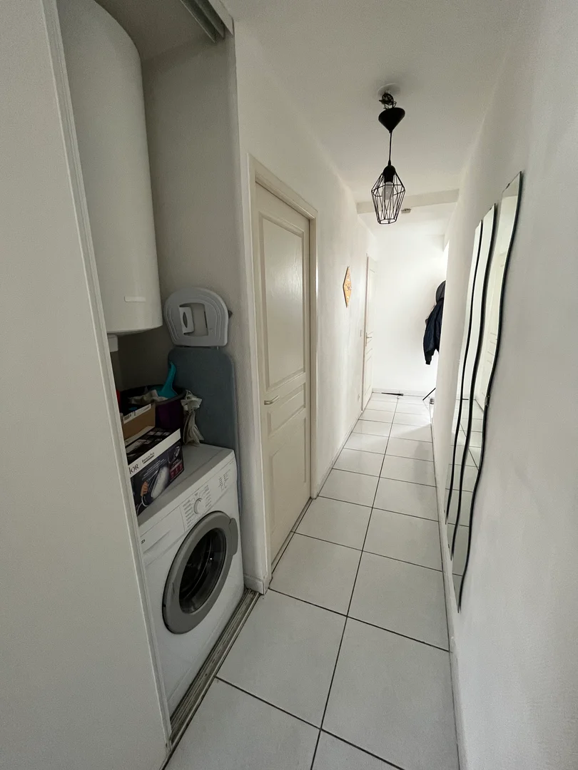 Apartamento estúdio acessível com características essenciais em 