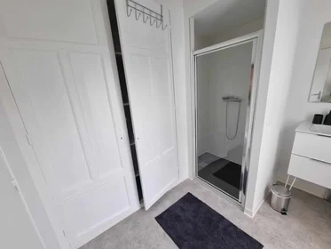 Studio at Rue Saint-Antoine, image 12 of 14