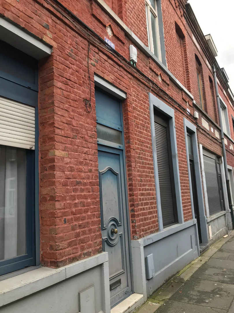 Chic studio apartment near campus in 