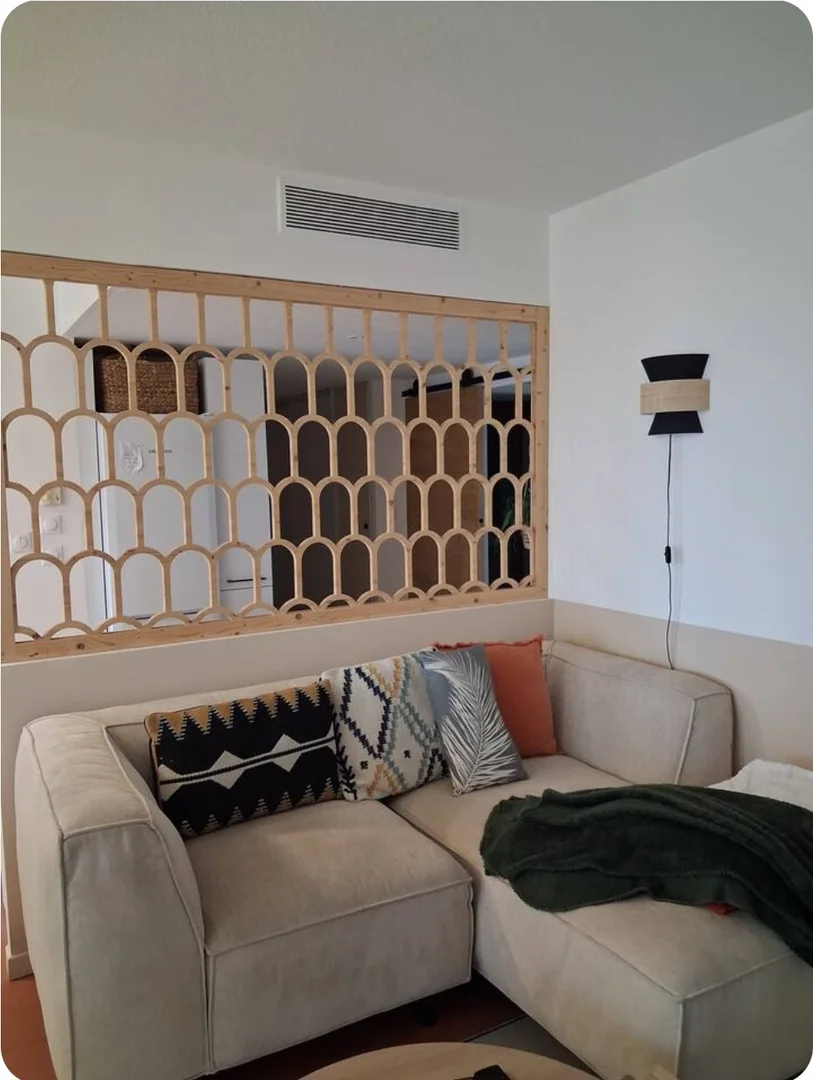 Monolocale minimalista per studenti in  con layout efficiente