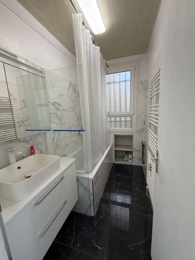 Apartamento estúdio acessível com características essenciais em 