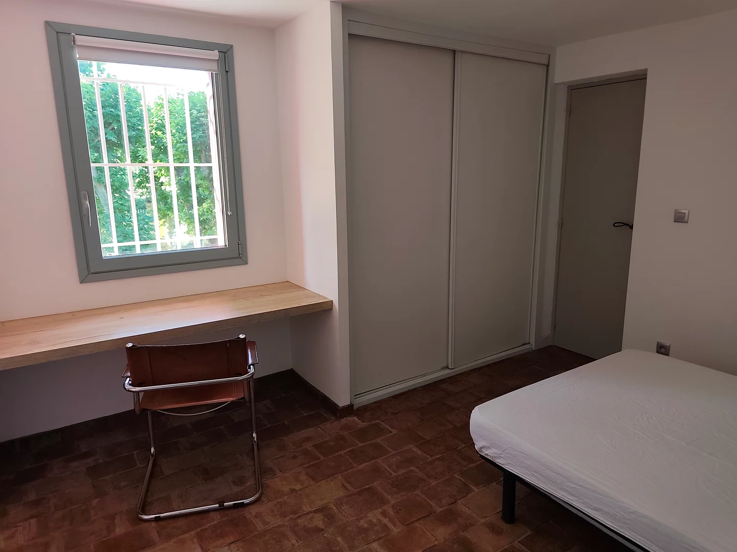 Studio accueillant pour les étudiants et très bien desservi par les transports en commun à 