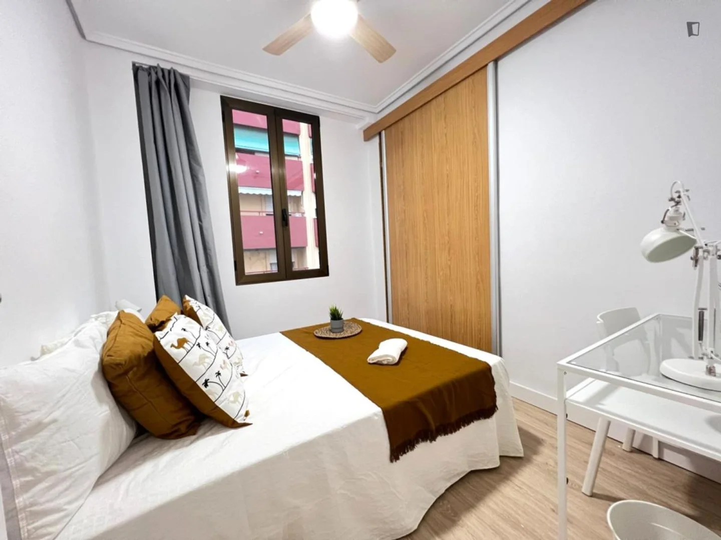 Bright and airy student room with easy university access in 