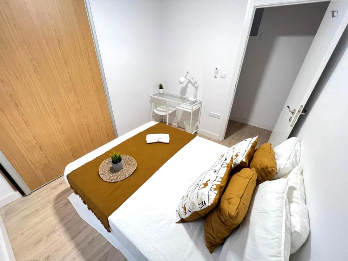 Student-friendly room in  with modern amenities