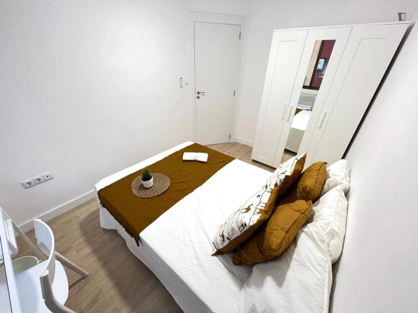 Habitación para estudiantes en  con área de estudio y facilidades compartidas