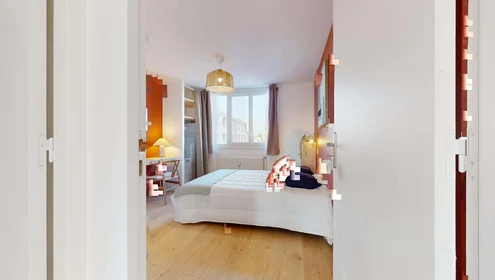 Privatzimmer in der 5 Rue Longefer, 69008 Lyon, France, bild 2 von 23