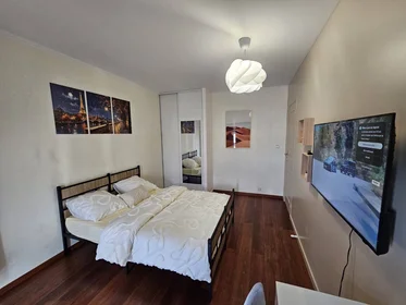 Habitación en alquiler con cama doble {area}