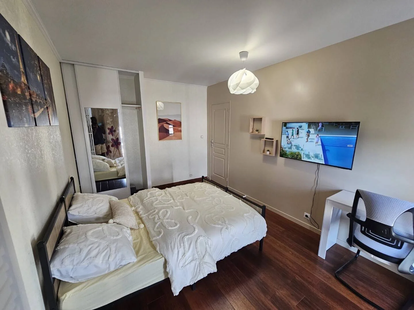 Habitación estudiantil luminosa y aireada con fácil acceso a la universidad en 