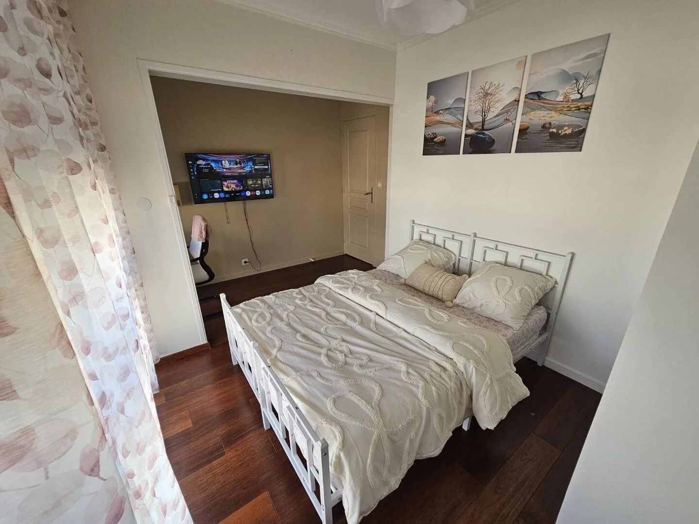 Habitación estudiantil luminosa y aireada con fácil acceso a la universidad en 