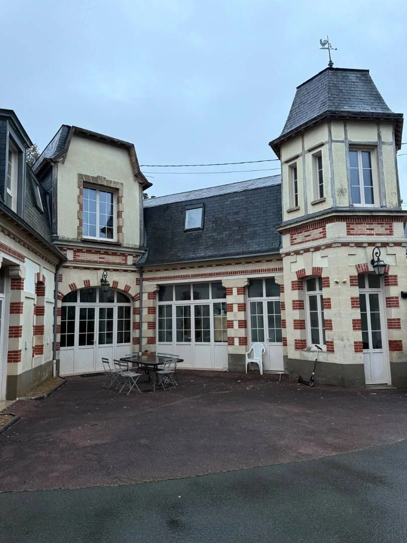 Chambre d'étudiant à  avec espace d'étude et installations communes