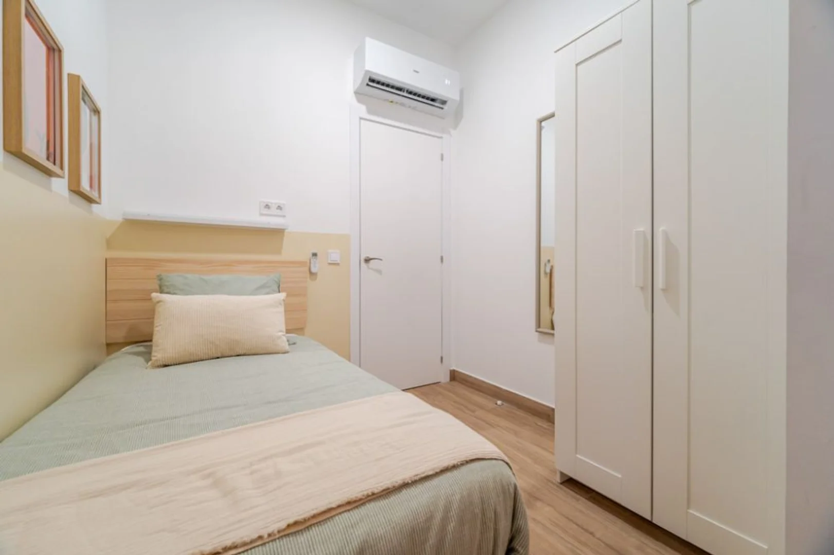 Functional student room perfect for studying in 